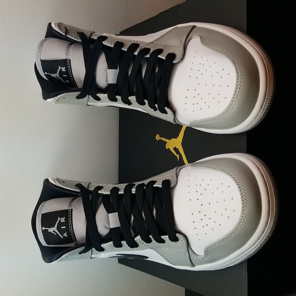 Air Jordan 1 Mid " Light Smoke Grey"